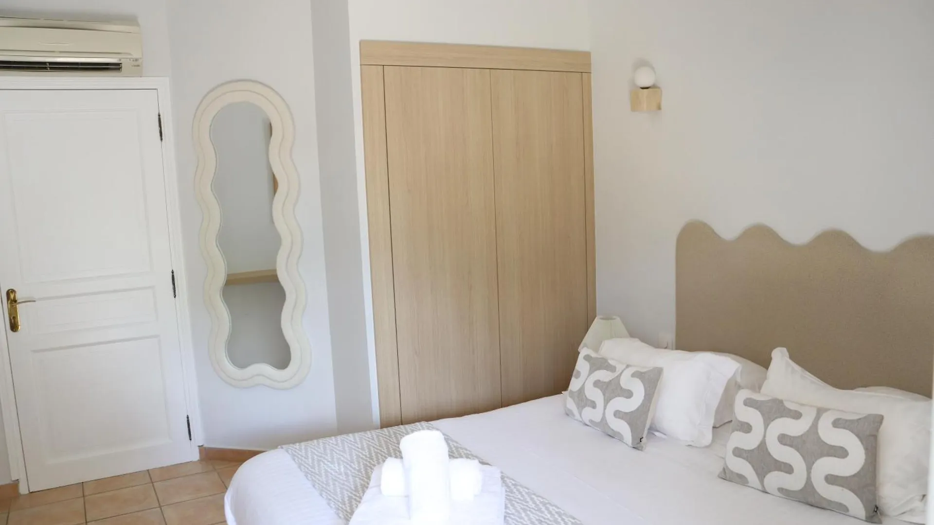 ***  מלון גורדס Mas Des Romarins, The Originals Relais צרפת