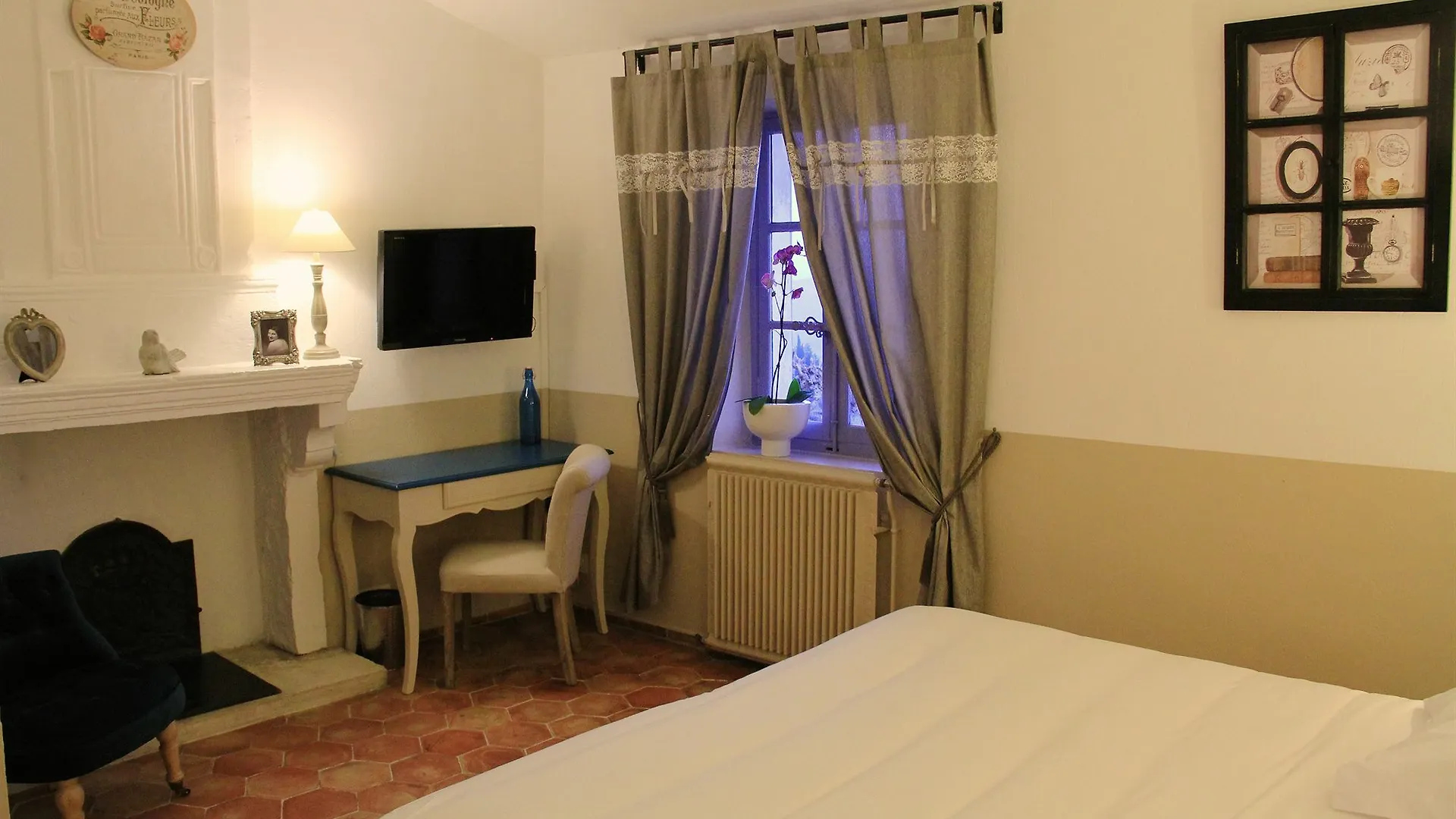 מלון גורדס Mas Des Romarins, The Originals Relais 3*,