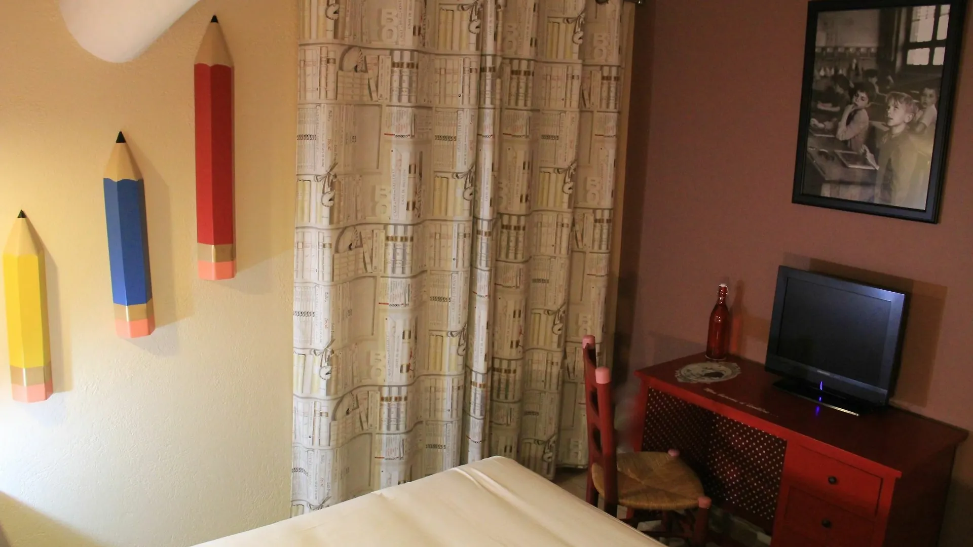 מלון גורדס Mas Des Romarins, The Originals Relais 3*,  צרפת